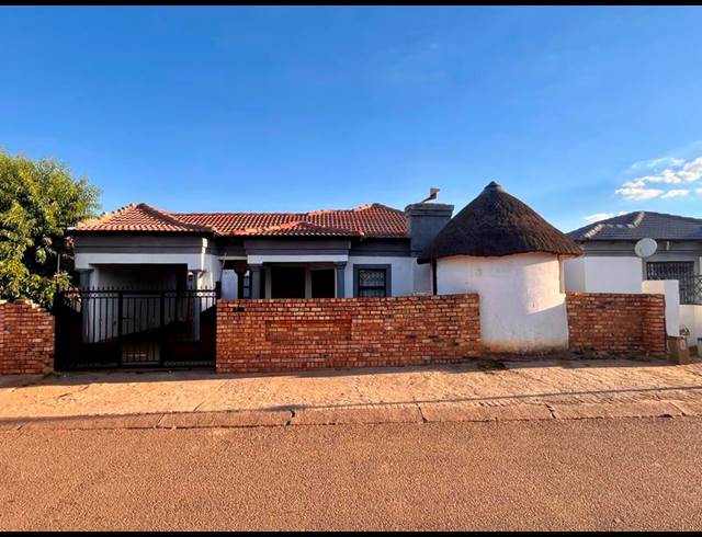 6 BEDROOM HOUSE FOR SALE IN MAHUBE VALLEY
